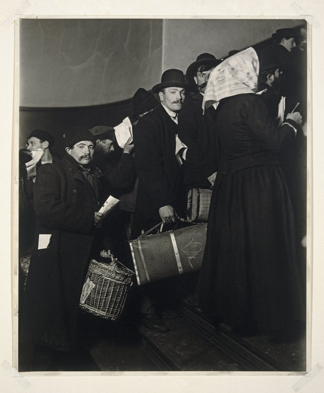 Entrée dans la Terre Promise, Ellis Island, 1908 - Lewis Wickes Hine