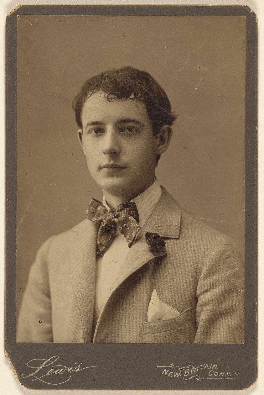 Walter Thomas [jeune homme en nœud papillon et œillet au revers de son manteau] - Lewis