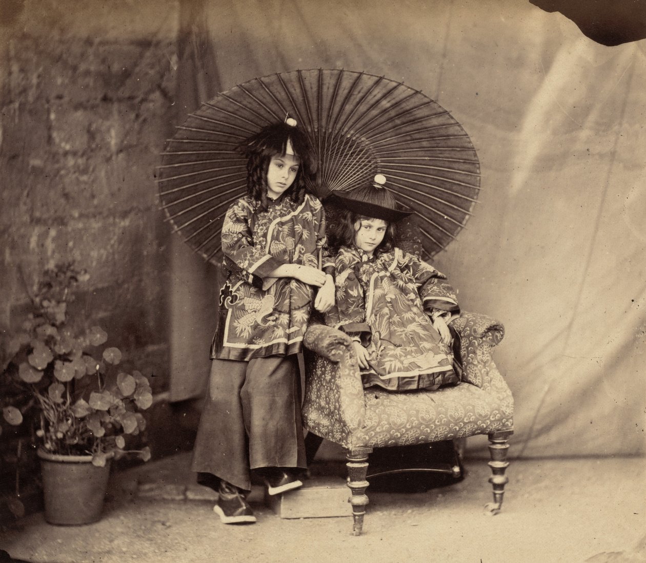 Lorina et Alice Liddell en tenue chinoise, 1860 - Lewis Carroll