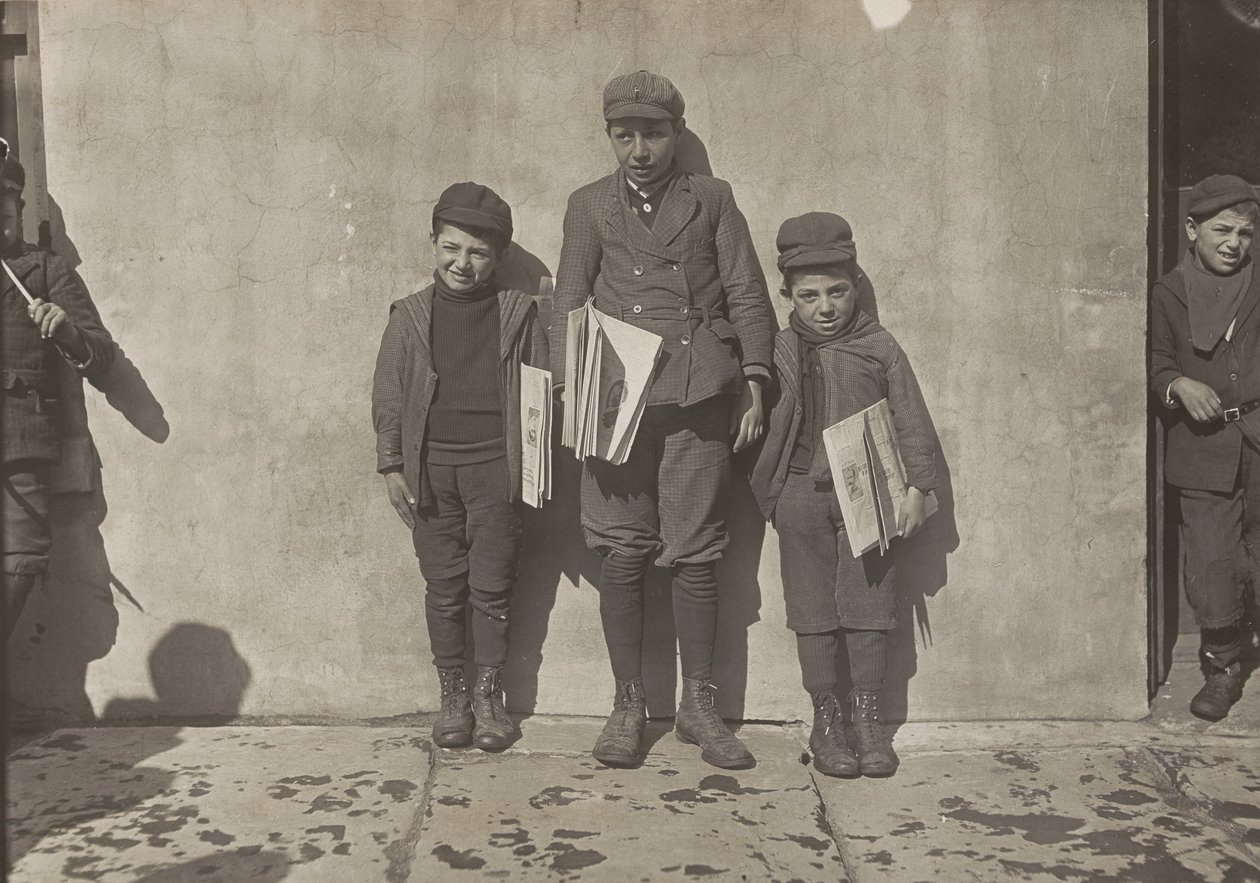 John Pento, 14 ans, Daniel et Angelo Pento, 7 ans, vendant des journaux, Hartford, Connecticut - Lewis Hine