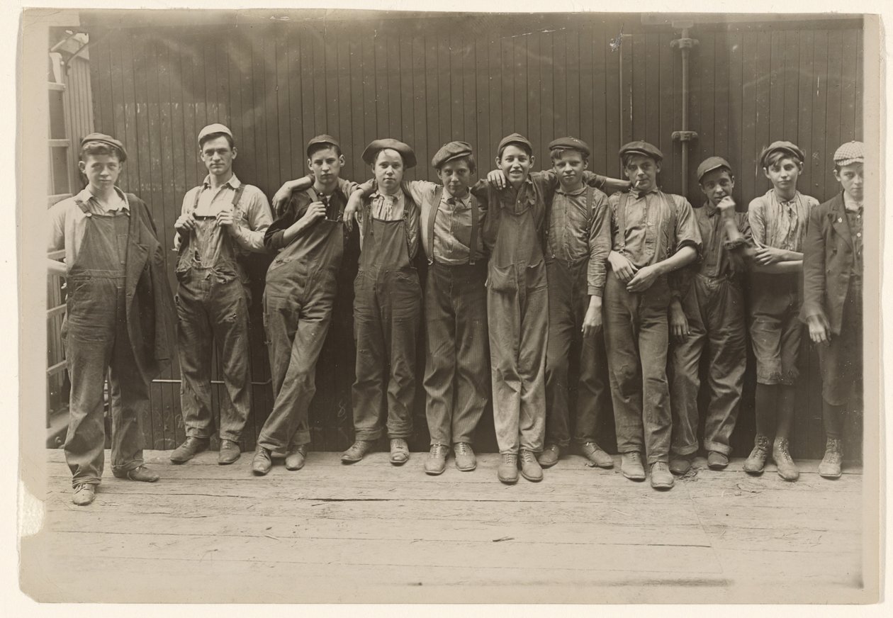 Groupe de jeunes boursiers travaillant dans une conserverie à Indianapolis, Indiana - Lewis W. Hine