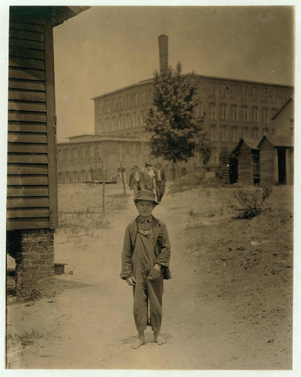 Eddie Norton, 12 ans, gagne environ 40 cents par jour comme balayeur à Saxon Mill, Spartanburg, Caroline du Nord, 1912 - Lewis Wickes Hine