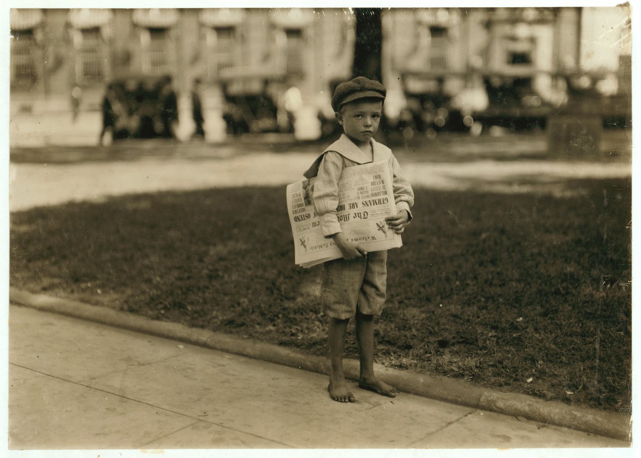 Garçon de 7 ans vendant des journaux à Mobile, Alabama, 1914 - Lewis Wickes Hine