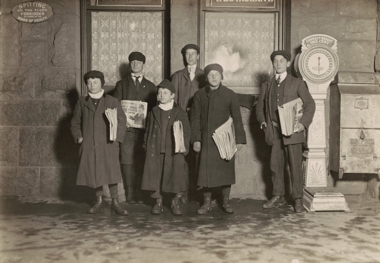 8:30 P.M. Groupe de vendeurs de journaux au dépôt, Hartford, Connecticut. Le plus petit garçon a 11 ans, mars 1909 (photo). - Lewis Wickes Hine