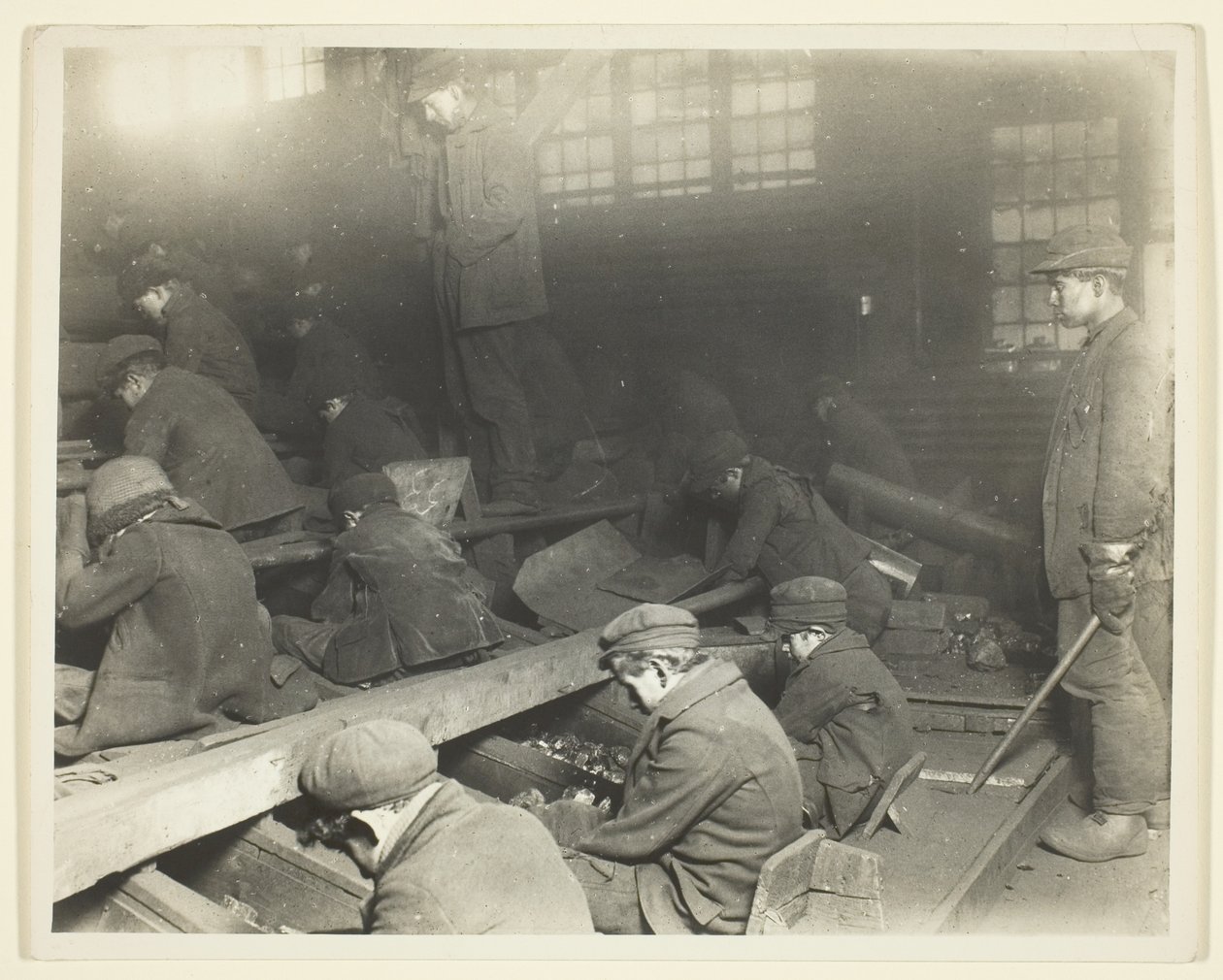 Vue des travailleurs dans le brise-roche Ewen de la Pennsylvania Coal Company - Lewis Wickes Hine