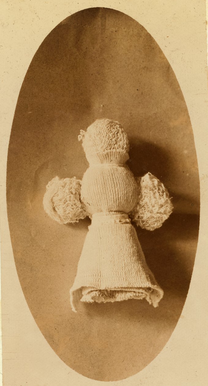 Poupée fabriquée à partir de déchets par un enfant dans une usine de tricot où travaille sa mère. - Lewis Wickes Hine