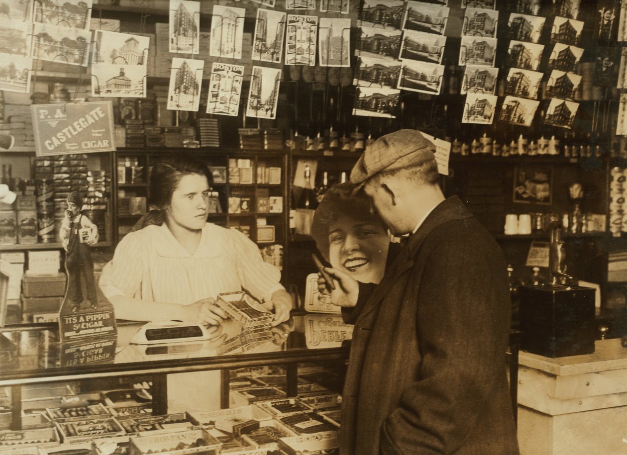 Un vendeur de quatorze ans dans un magasin de cigares à Boston, Massachusetts - Lewis Wickes Hine