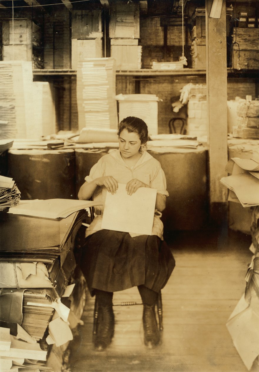 Une jeune fille pliant des classeurs à la Boston Index Card Co. au 113 Purchase Street à Boston, Massachusetts. - Lewis Wickes Hine