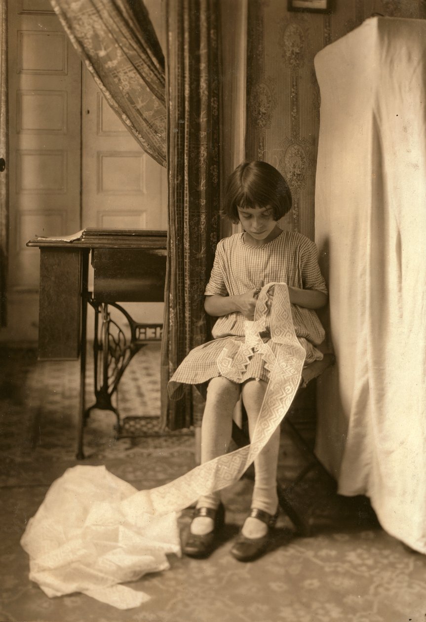 Une jeune fille coupe de la dentelle chez elle, à New York. - Lewis Wickes Hine