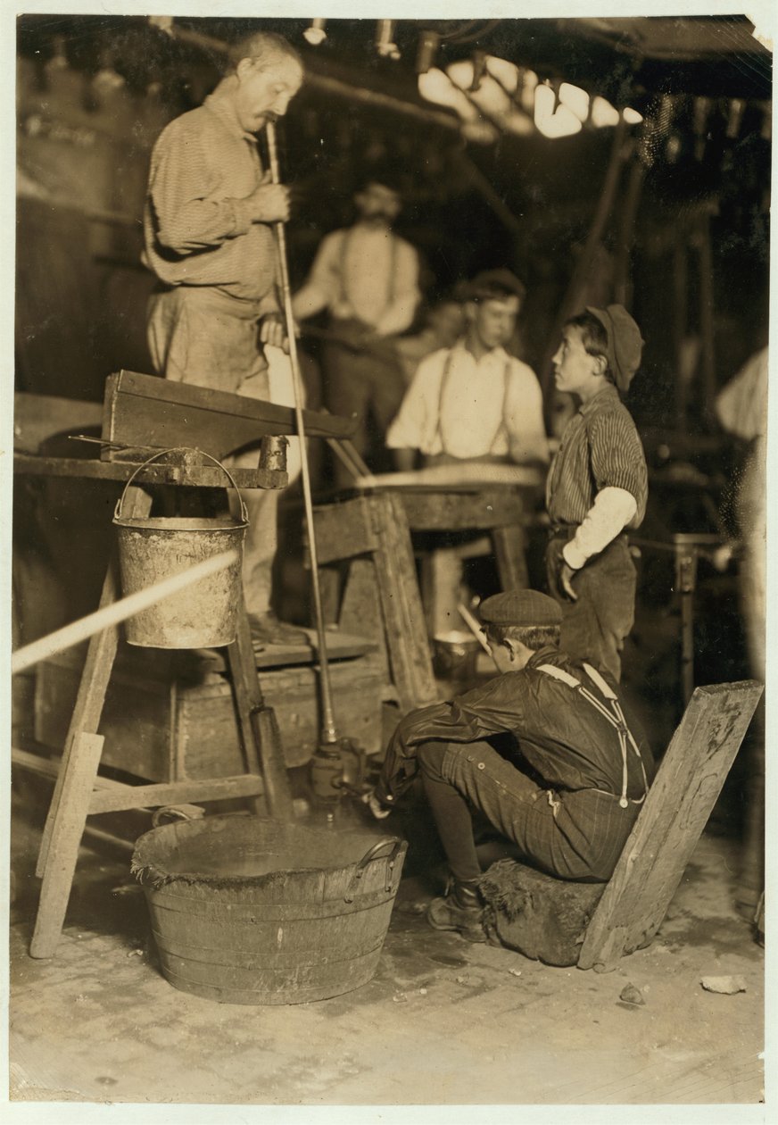 Souffleur et garçon de moule à Seneca Glass Works, Morgantown, Virginie-Occidentale, 1908 - Lewis Wickes Hine