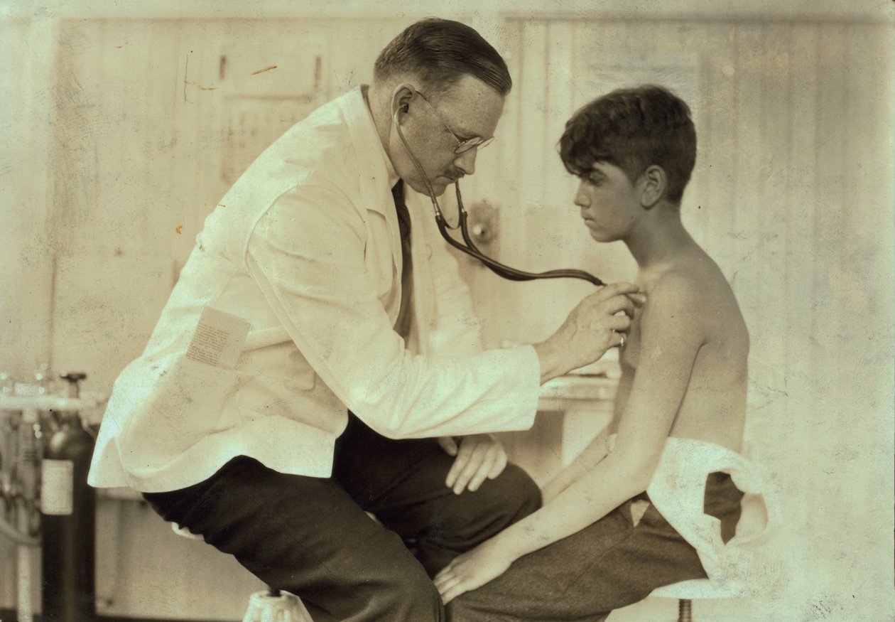 Médecin examinant un jeune ouvrier, Cheney Silk Mills, South Manchester, Connecticut, vers 1924 (photo n/b) - Lewis Wickes Hine