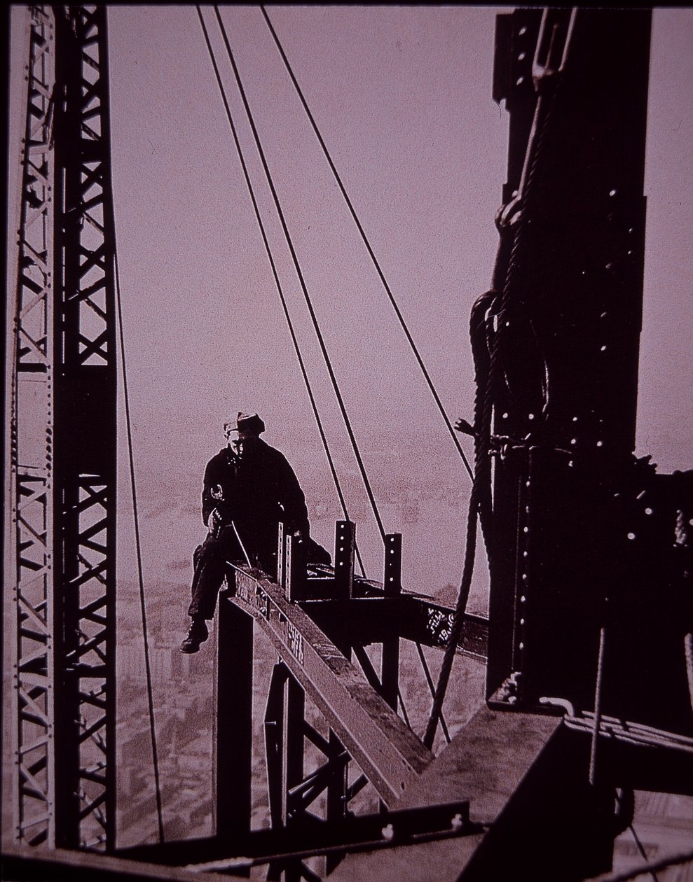 Empire State Building en construction, montrant un boulonneur avec une clé - Lewis Wickes Hine