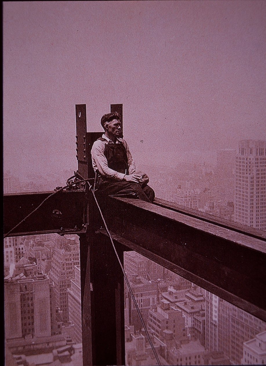 Empire State Building en construction, montrant un ouvrier prenant une pause - Lewis Wickes Hine
