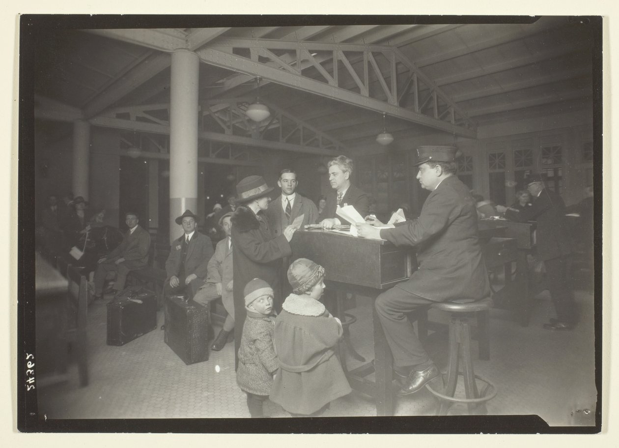 Famille allemande, interprète et enregistreur à Ellis Island - Lewis Wickes Hine
