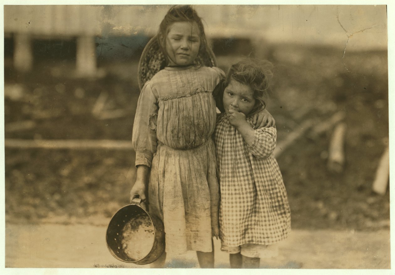 Maud et Grade Daly, 5 et 3 ans, cueillent environ un pot de crevettes chaque jour pour la Peerless Oyster Company, Bay St. Louis, Mississippi, 1911 - Lewis Wickes Hine
