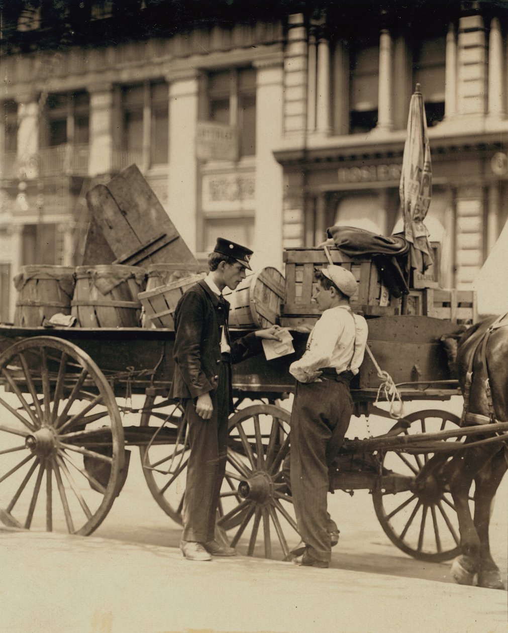 Des messagers en conversation à Union Square, New York - Lewis Wickes Hine