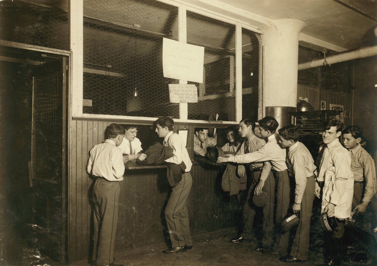 Des messagers remettent leur uniforme au bureau principal de la Postal Telegraph Co. à New York. - Lewis Wickes Hine