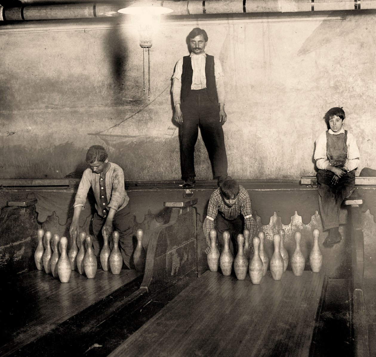 Pinboys dans une salle de bowling du métro, 65 South Street, Brooklyn, New York, 1910 - Lewis Wickes Hine