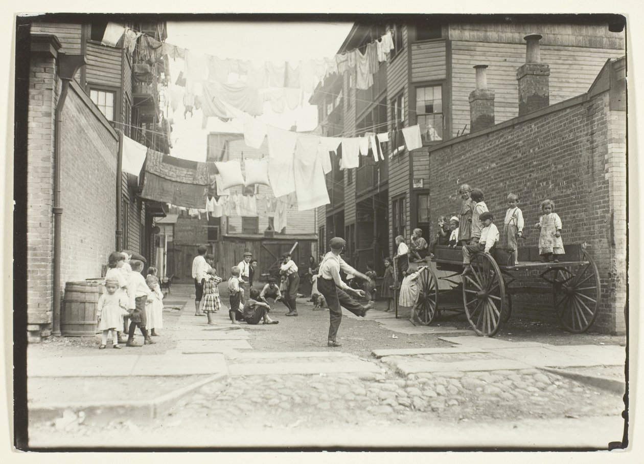 Terrain de jeu dans un village industriel (Terrain de jeu dans une allée de taudis), Boston - Lewis Wickes Hine