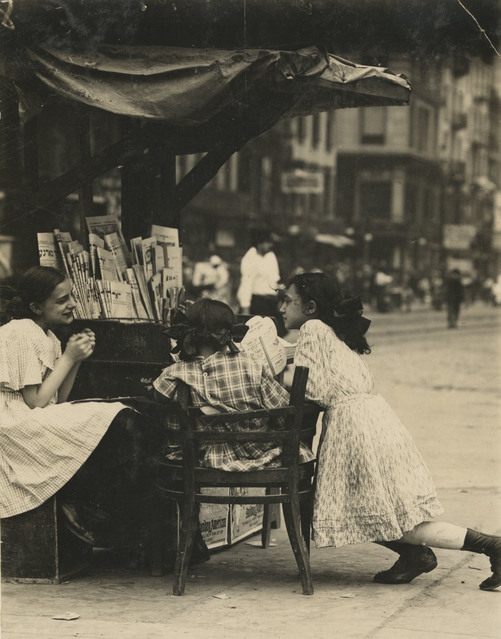 Trois jeunes filles travaillant dans un kiosque à journaux sur Canal Street à New York. - Lewis Wickes Hine