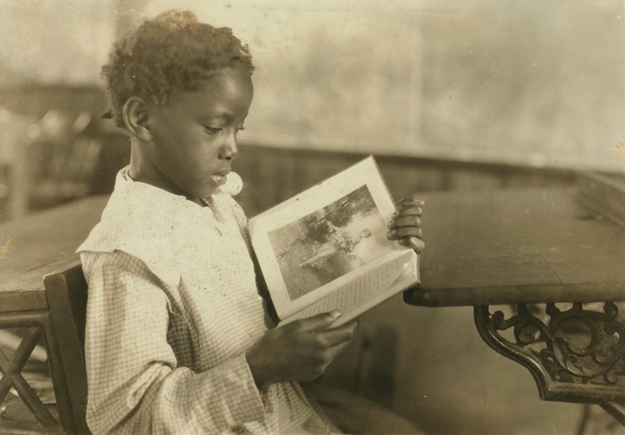 Jeune fille lisant un livre en classe, Pleasant Green School, Marlinton, Pocahontas County, Virginie-Occidentale, USA, c.1921 - Lewis Wickes Hine