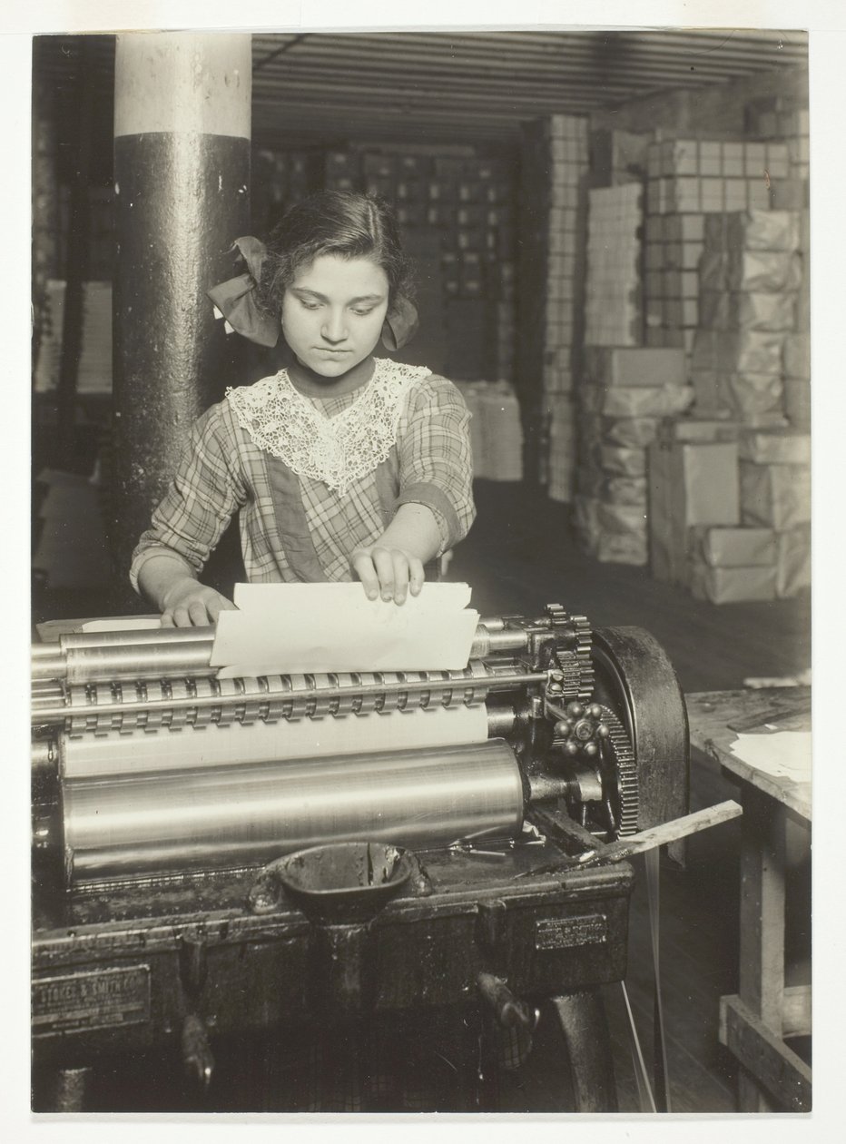 Jeune ouvrier dans une usine de fabrication de boîtes en papier - Lewis Wickes Hine