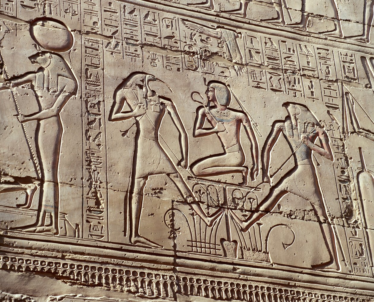 Reliefs muraux intérieurs représentant des offrandes aux divinités, détail montrant le jeune Ramsès II avec les divinités Thot et Horus - Unbekannt Unbekannt