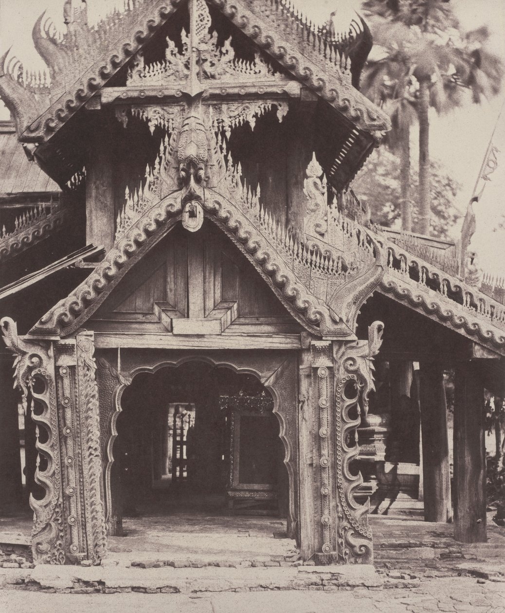 Pugahm Myo : Porte sculptée dans la cour de la pagode Shwe Zeegong, du 20 au 24 août ou le 23 octobre - Linnaeus Tripe