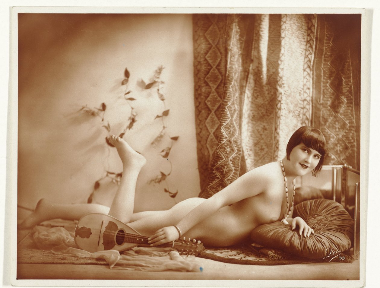 Nu féminin allongé avec mandoline - Léo