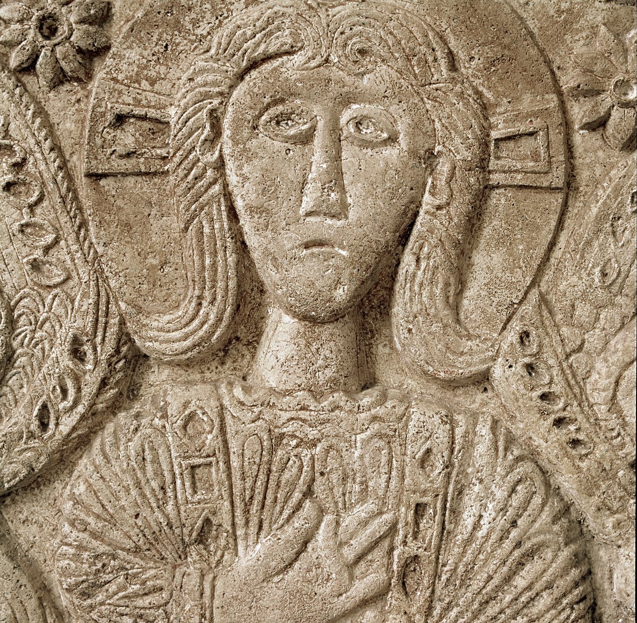 Archéologie du Moyen Âge : détail du Christ, bas-relief de l