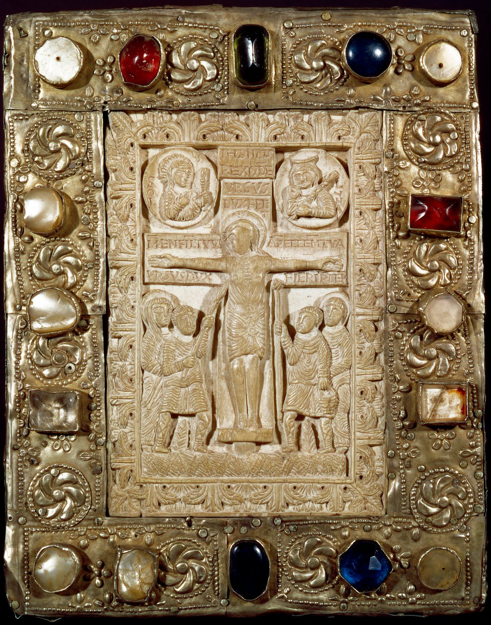 Archéologie du Moyen Âge : art barbare de Lombardie : la paix du duc Orso. La partie en ivoire représente le Christ crucifié entouré de la Vierge, Saint Longin le Centurion et Saint Jean. Art lombard du 9e siècle - Lombard School