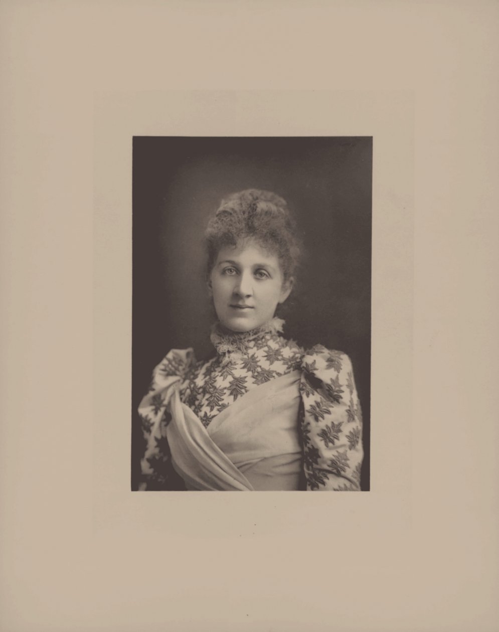 Portrait de la pianiste et compositrice Liza Lehmann - London . Photo studio W. and