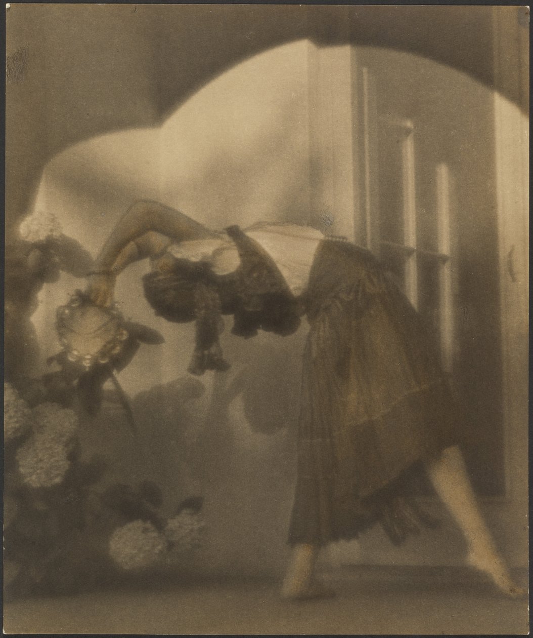 [Une femme rom en train de danser] - Louis Fleckenstein