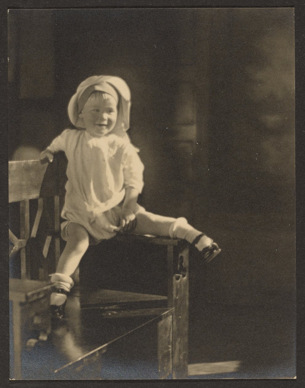 [Bébé assis sur un banc] - Louis Fleckenstein