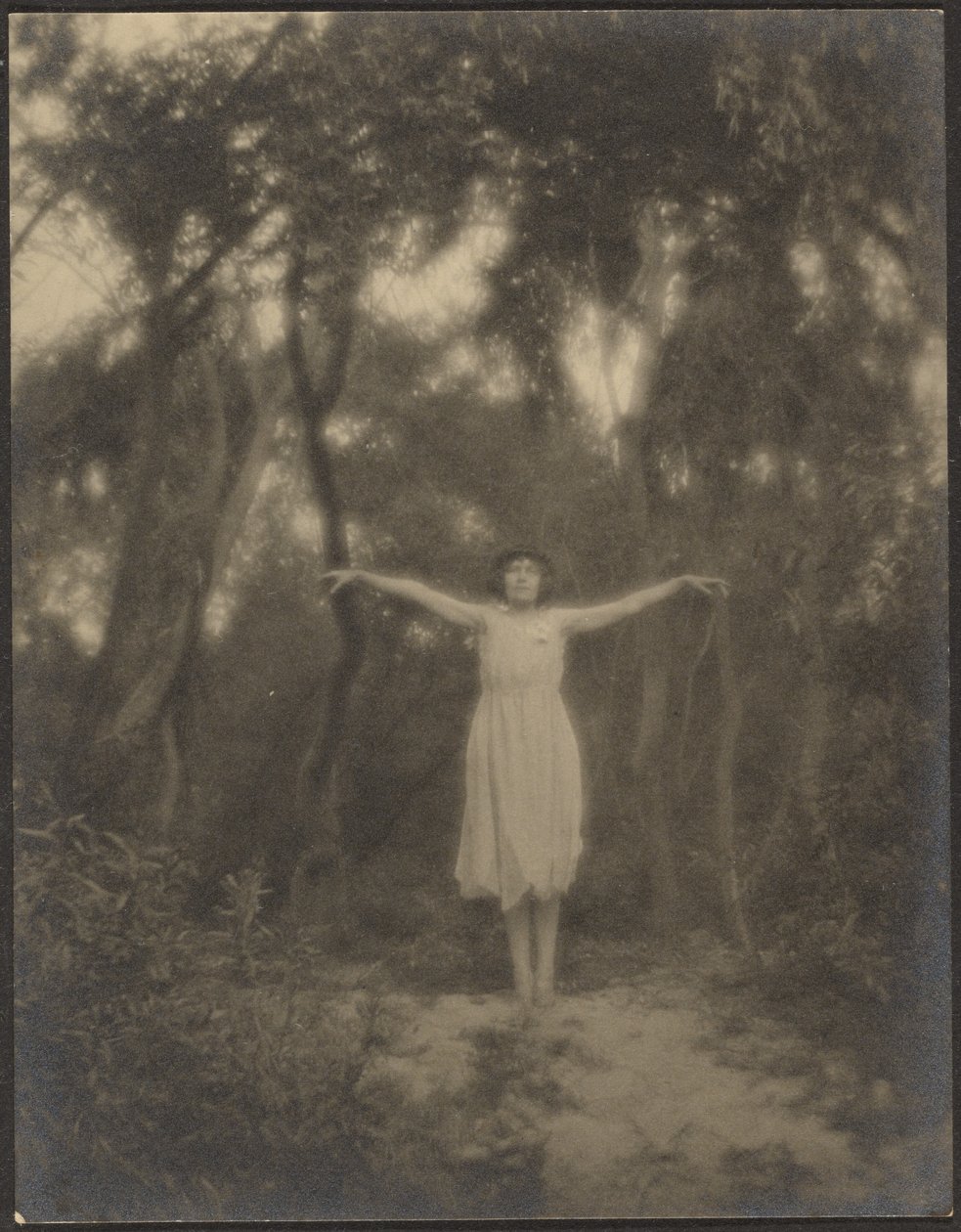 [Danseuse dans un jardin] - Louis Fleckenstein
