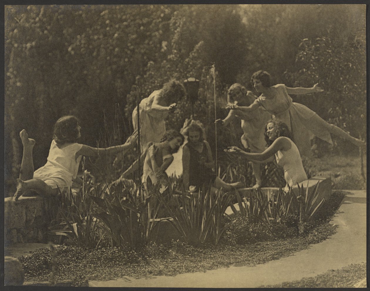 [Danseurs posant le long du mur du jardin] - Louis Fleckenstein