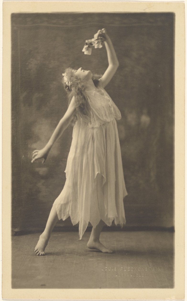 [Danseuse tenant une fleur devant une tapisserie] - Louis Fleckenstein