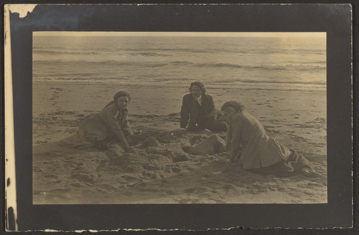 [Figures assises sur la plage] - Louis Fleckenstein