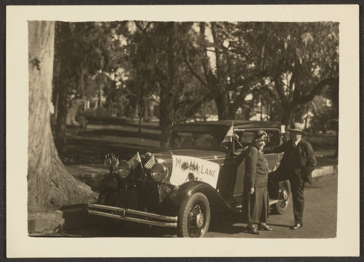 [Figures sur une voiture avec des drapeaux] - Louis Fleckenstein