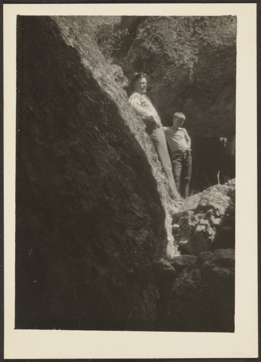 [Figures dans la lumière du soleil sur les rochers] - Louis Fleckenstein