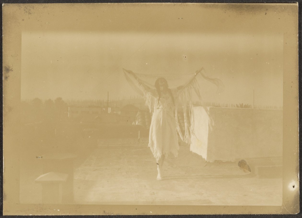 [Florence danse en costume amérindien] - Louis Fleckenstein