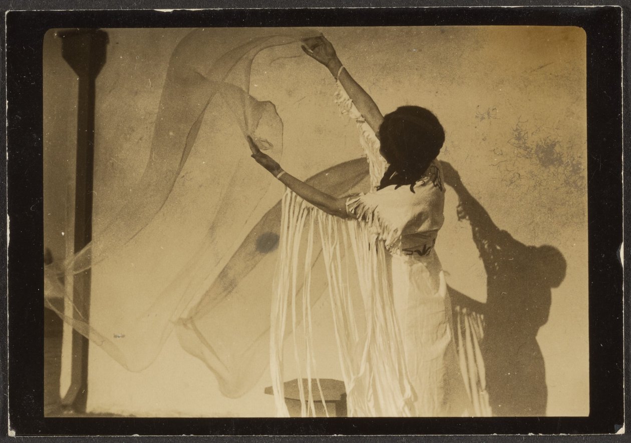 [Florence dansant en costume amérindien] - Louis Fleckenstein