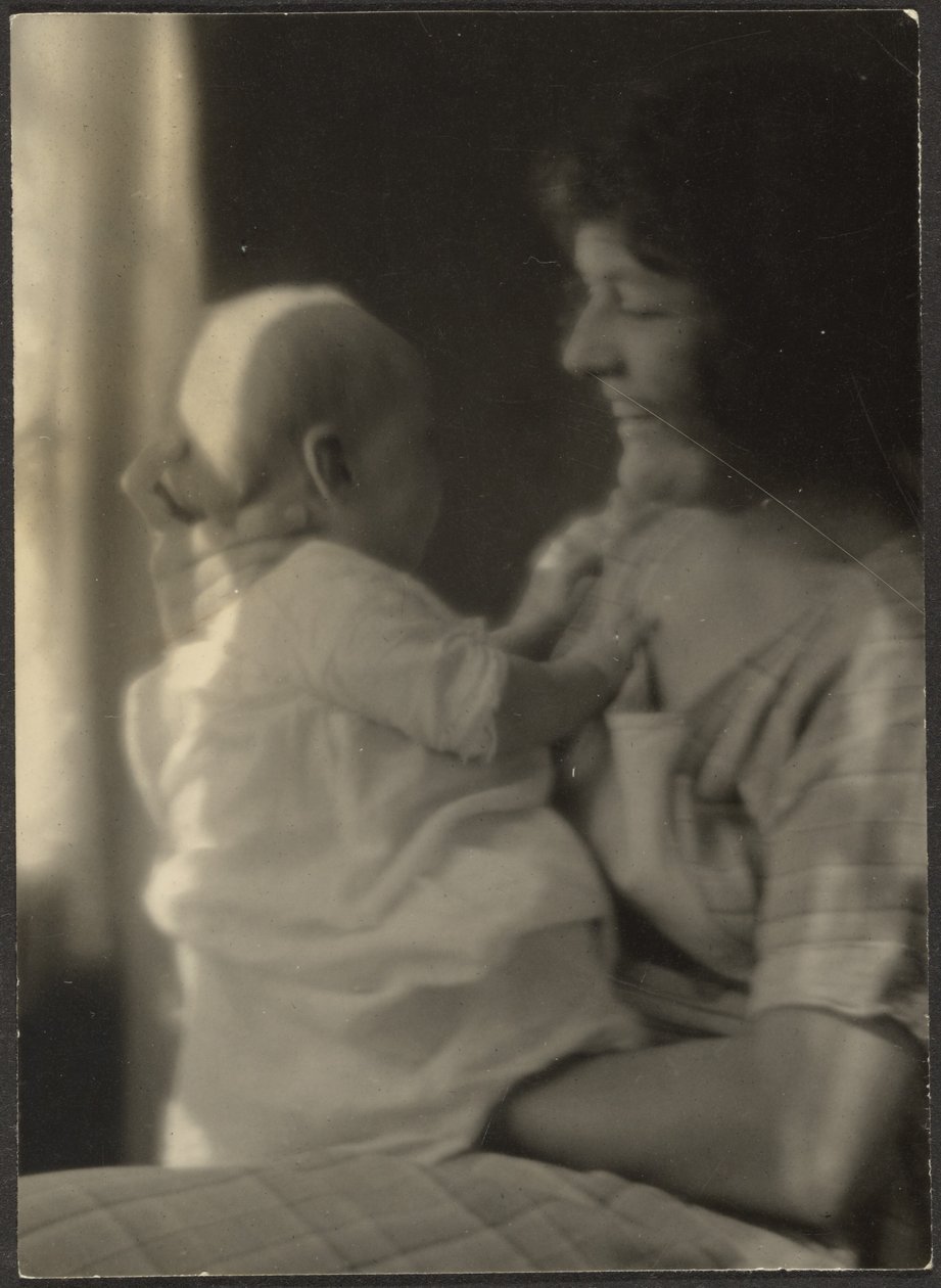 Florence tenant un bébé - Louis Fleckenstein