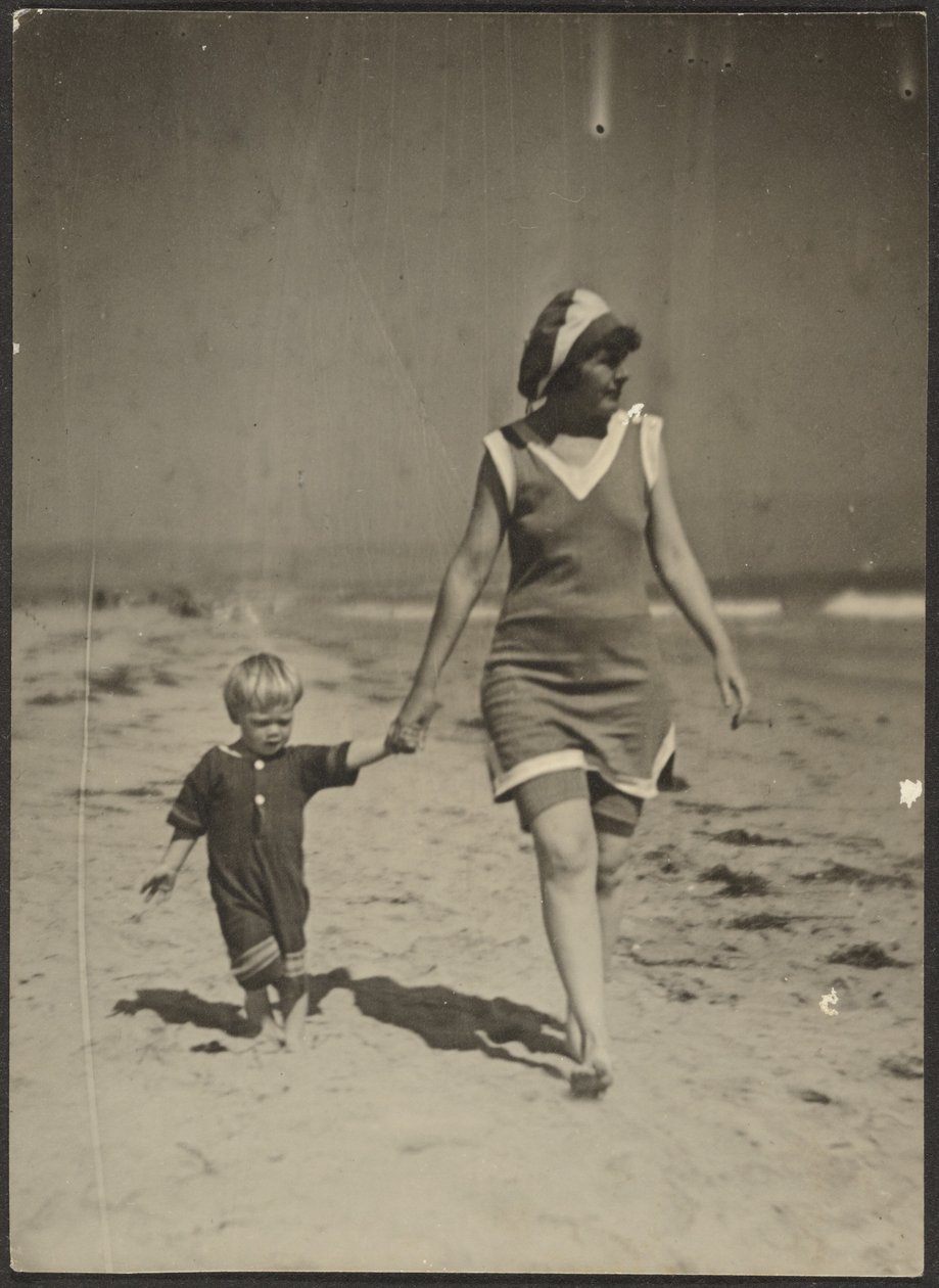 [Florence et son bébé marchant sur la plage] - Louis Fleckenstein