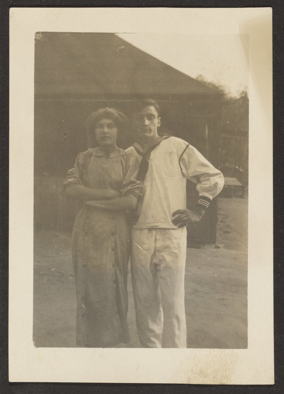 [Florence et un jeune homme en uniforme de la marine] - Louis Fleckenstein