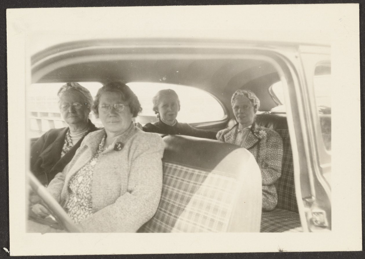 [Quatre femmes dans une voiture] - Louis Fleckenstein