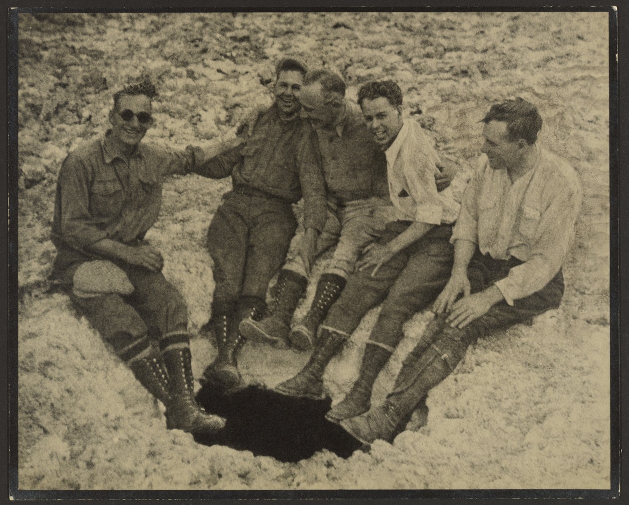 [Portrait de groupe assis à l