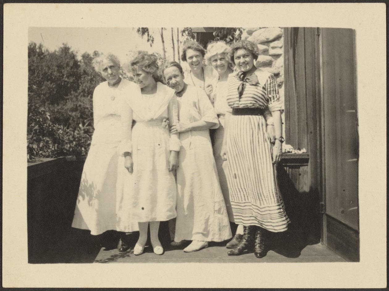 [Groupe de femmes sous un porche] - Louis Fleckenstein
