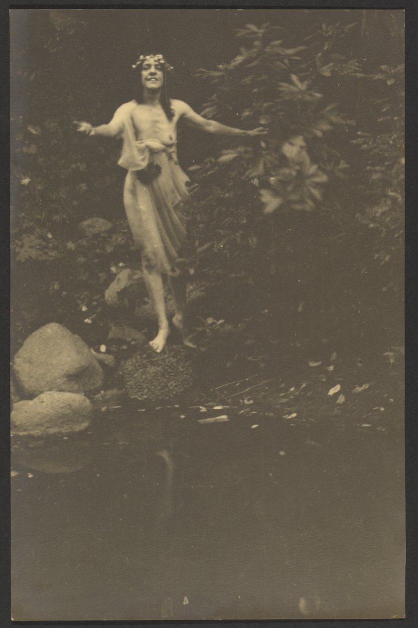 [Femme à demi nue au bord d