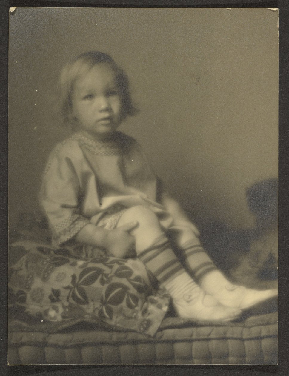 Petite fille sur un coussin - Louis Fleckenstein